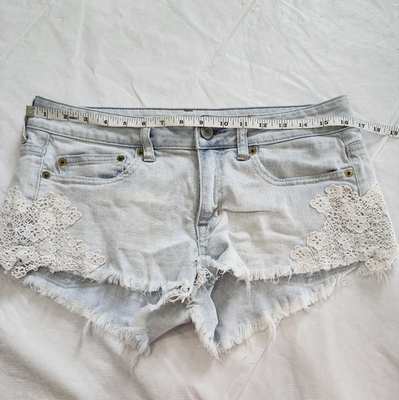 American Eagle Size 6 Light Blue Denim Lace Trim Shorts - Picture 3 of 9